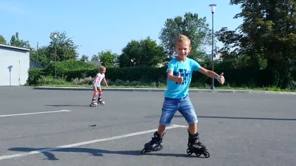 Niños felices, dos chicos de siete años, patinando, un caluroso día de verano. Movimiento lento — Vídeo de stock