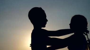 Siluetleri, çocuklar, çocuk ve kız, kardeşi ve kız kardeşi günbatımı, yaz, güneş, arka planı sarılma rakamlar