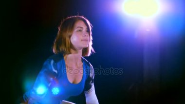 atletik genç kadın, halter yükseltir, halter ile mekik yok. Geceleri, hangarda bir eski terk edilmiş, Bina hafif duman, siste çok renkli projektörler ışığında