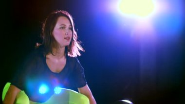 atletik genç kadın, halter yükseltir, halter ile mekik yok. Geceleri, hangarda bir eski terk edilmiş, Bina hafif duman, siste çok renkli projektörler ışığında