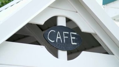 bir çocuk oyun evi, bir kafe, Beyaz tebeşir kelime-kafede yazılı bir kara tahta üzerinde bir yazıt üzerinde bir işaret