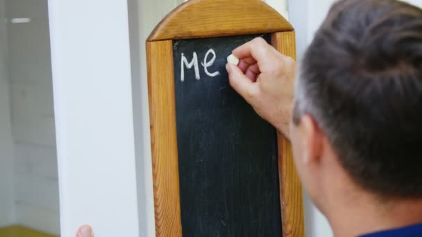 Primo piano, sulla lavagna uomo scrittura con gesso bianco, parole-menu, succo di frutta — Video Stock