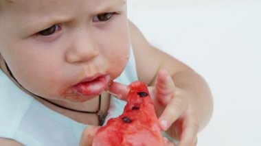 Yaz, karpuz yeme Bahçe, komik bir yaşında sarışın kız