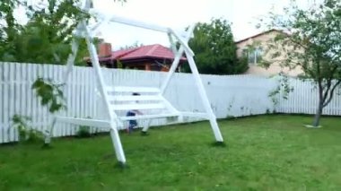 çıplak ayakla çimlerde, avlunun bir yeşil çim üzerinde yaz aylarında joggling dört yaşındaki çocuk. Güler, eğlenir