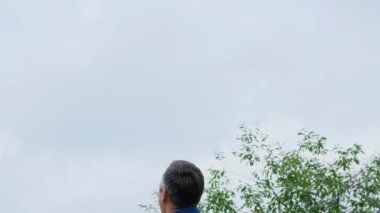 Yaz aylarında Bahçe, anne, aşağıdan bir görünüm, baba bir yaşındaki kızı atar, onunla çalış, eğlenir. Gülüyor. Aile birlikte onların boş zaman harcıyor.