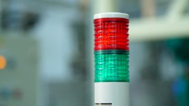 üretim, atölye, kırmızı ve yeşil renk ve özel bir lamba close-up. bir üretim süreci, bir iş süreci.