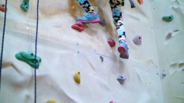 Çocuk dağcılık için özel bir duvara tırmanıyor. yedi yıl içinde güvenlik ekipmanları kız özel eğitim dikey duvara dağcılık devreye girer,