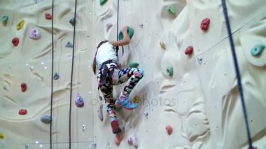 Çocuk dağcılık için özel bir duvara tırmanıyor. yedi yıl içinde güvenlik ekipmanları kız özel eğitim dikey duvara dağcılık devreye girer,