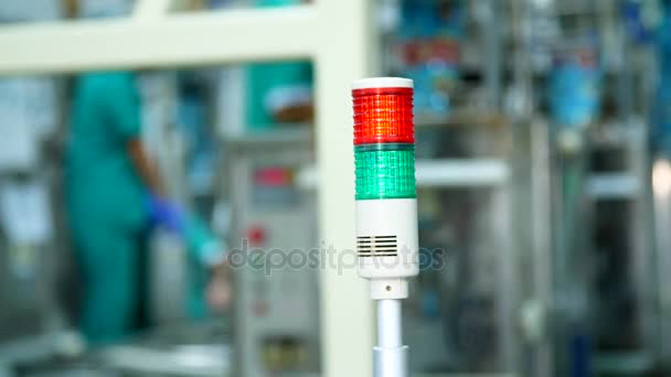 Výroba, dílny, detail speciální lampy červené a zelené barvy. Zde je výrobní proces, pracovní postup. — Stock video