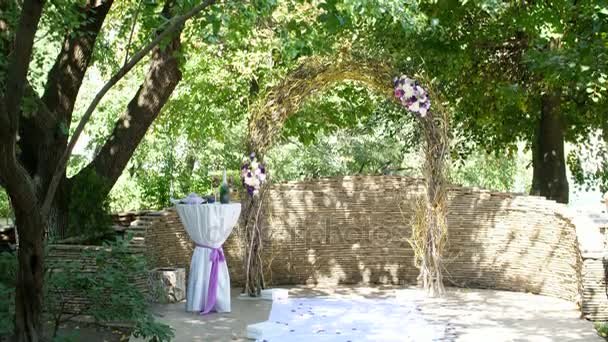 Arco de boda para la ceremonia de la boda, decoración de la boda, decoración de la boda, decoraciones de boda hechas de flores reales . — Vídeos de Stock