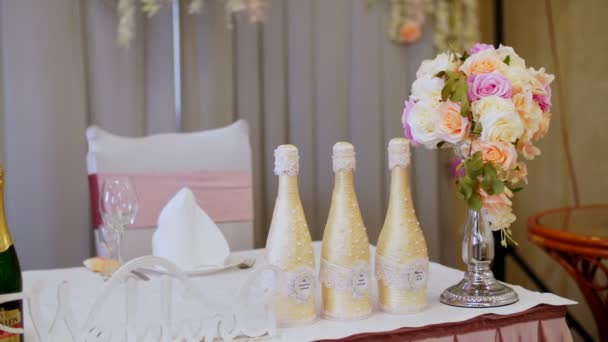 Champagne nuziale, champagne per la cerimonia nuziale. decorazione di nozze, nozze composizioni floreali . — Video Stock