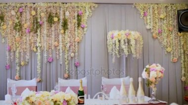 Düğün dekorasyon, dekorasyon düğün töreni düğün dekorasyon gerçek çiçekler yaptı. Düğün Çiçek aranjmanları.