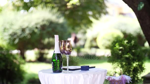 Champán de boda, champán para la ceremonia de boda. decoración de la boda, arreglos florales de boda . — Vídeo de stock