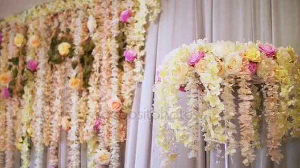 Decoração do casamento, decoração da cerimônia de casamento, decorações de casamento feitas de flores reais. arranjos de flores casamento . — Vídeo de Stock