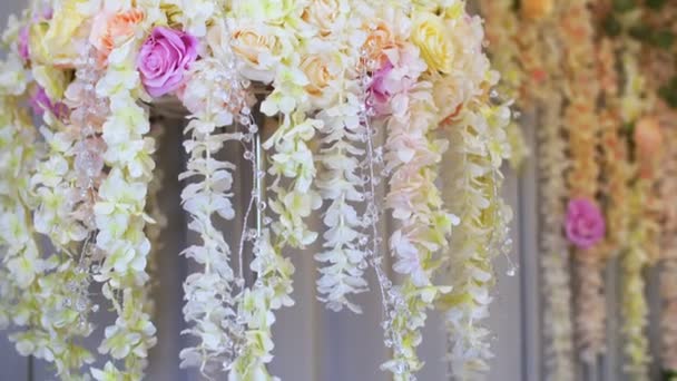 Bryllupsdekorasjon, dekorasjon av bryllupsseremonien, bryllupsdekorasjoner laget av ekte blomster. bryllupsblomsterarrangementer . – stockvideo