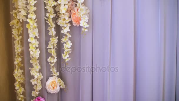 Весільні прикраси, прикраси весільної церемонії, весільні прикраси з реальних квітів. весільні квіткові композиції . — стокове відео
