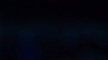 Karanlıkta, projektör, projektörler ve lambalar ışıkların flash. Renk müzik, disko. Gece.