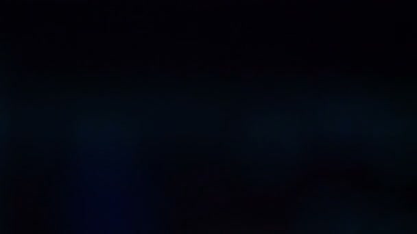 Dans l'obscurité, les projecteurs, les projecteurs et les lampes clignotent. Musique couleur, disco. Nuit .