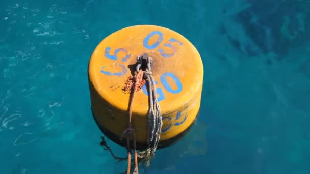 Verano, mar, en agua azulada transparente flota boya naranja — Vídeo de stock