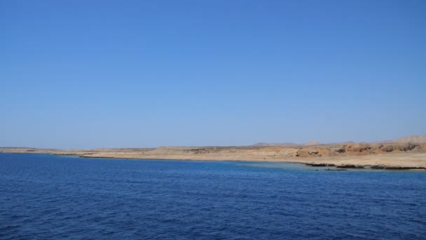 Verano, mar, hermoso paisaje marino. Montañas y el mar. La combinación del desierto y el mar . — Vídeos de Stock