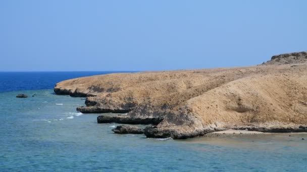 夏天，大海，美丽的海景。高山和大海。沙漠与大海的结合. — 图库视频影像