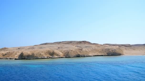 夏天，大海，美丽的海景。高山和大海。沙漠与大海的结合. — 图库视频影像