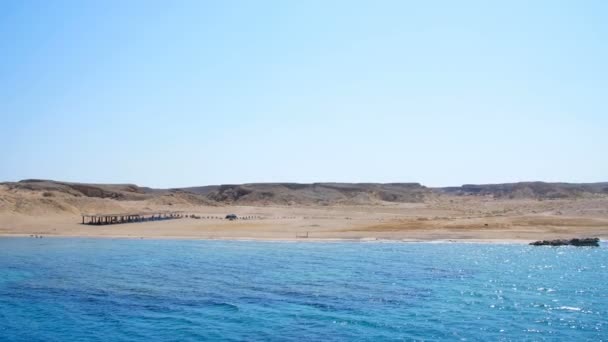 Verano, mar, hermoso paisaje marino. Montañas y el mar. La combinación del desierto y el mar . — Vídeos de Stock