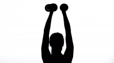 Beyaz bir arka plan üzerinde bir gölge, bir kadın figürü için el, kasları egzersizleri yapıyor bir siyah anahat dambıl kullanarak.