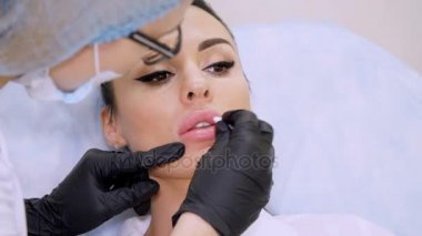 tıbbi ofis, Doktor siyah steril eldiven, hyaluronik asit hasta dudakları enjekte. Dudak, dudak şekli düzeltilmesi hacmi artırmak için yordamı.