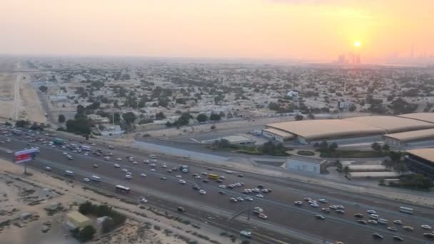 DUBAI, UNITED ARAB EMIRATES, UEA - NOVEMBER 20, 2017: sunset, pesawat datang untuk mendarat, pemandangan dari jendela pesawat. Bandara di Dubai — Stok Video