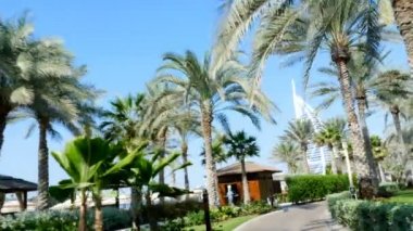 Dubai, Birleşik Arap Emirlikleri, BAE - 20 Kasım 2017: Otel Jumeirah Al Qasr Madinat, otel çevresinde yürüyüş otobüs hata