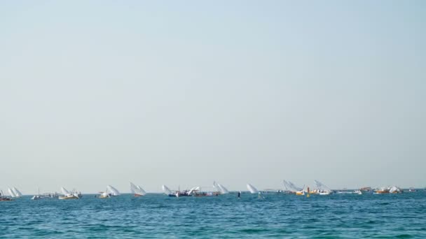 DUBAI, EMIRATOS ÁRABES UNIDOS, Emiratos Árabes Unidos - 20 de noviembre de 2017: Hotel Jumeirah Al Qasr Playa de Madinat, en la distancia se puede ver la regata de vela . — Vídeos de Stock