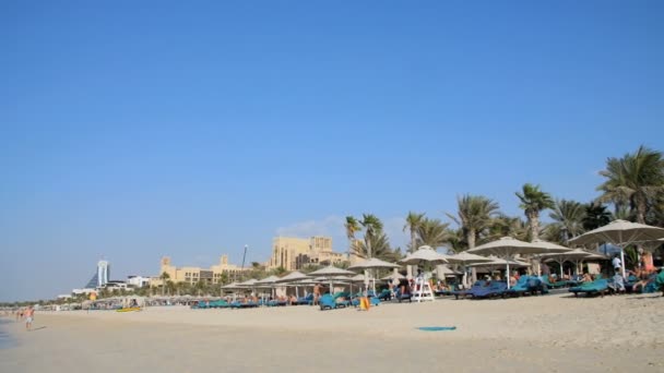 DUBAI, ÉMIRATS ARABES UNIS, Émirats arabes unis - 20 NOVEMBRE 2017 : Hotel Jumeirah Al Qasr Madinat, plage, les gens se couchent et bronzent sur des chaises longues, se reposent . — Video