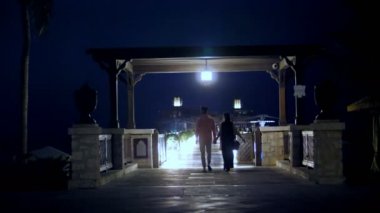 Dubai, Birleşik Arap Emirlikleri, BAE - 20 Kasım 2017: Otel Jumeirah Al Qasr Madinat, gece, fenerler, genç çift yürüyen ışık