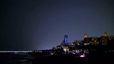 Dubai, Birleşik Arap Emirlikleri, Birleşik Arap Emirlikleri - 20 Kasım 2017: geceleri, otel Jumeirah Al Naseem ve otel Jumeirah Al Qasr Madinat ışıkları görebilirsiniz ,
