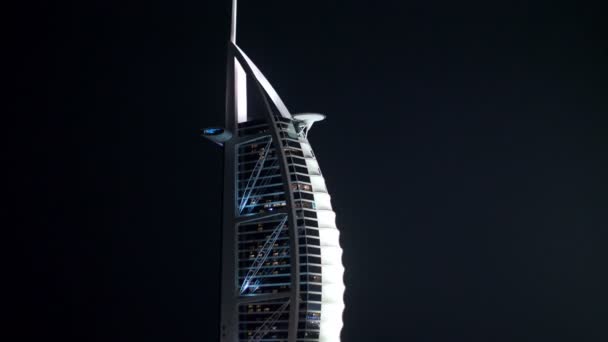 Ντουμπάι, Ηνωμένα Αραβικά Εμιράτα, Ηνωμένα Αραβικά Εμιράτα - 20 Νοεμβρίου 2017: τη νύχτα, μπορείτε να δείτε τα φώτα του ξενοδοχείου Burj al Arab — Αρχείο Βίντεο