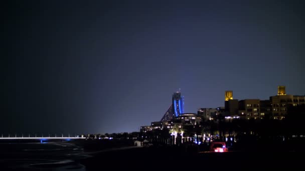 Dubai, Egyesült Arab Emírségek, Uae - November 20, 2017: éjjel, láthatja a Hotel Jumeirah Al Naseem és Hotel Jumeirah Al Qasr Madinat fények , — Stock videók