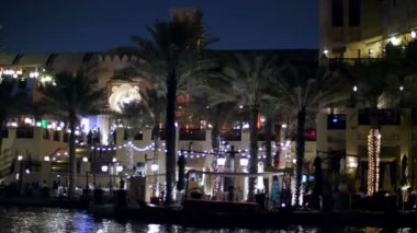 Dubai, Birleşik Arap Emirlikleri, Birleşik Arap Emirlikleri - Kasım 20, 2017:Hotel Al Qasr Madinat Jumeirah, gece bir teknede su kanal boyunca yürümek. Fener binalar aydınlatmak