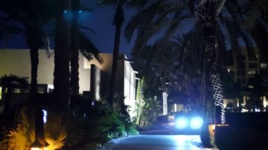 Dubai, Birleşik Arap Emirlikleri, BAE - 20 Kasım 2017: Otel Jumeirah Al Qasr Madinat, otel çevresinde gece yürüyüşüne otobüs hata
