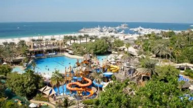 Dubai, Birleşik Arap Emirlikleri, BAE - 20 Kasım 2017: Otel Jumeirah Al Naseem yakınındaki Burj al Arap ile Otelin topraklarında Wild Wadi Su Parkı