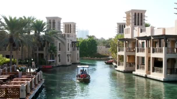 DUBAI, UNITED ARAB EMIRATES, Emirados Árabes Unidos - NOVEMBRO 20, 2017: Hotel Jumeirah Al Qasr Madinat, passeio de um dia ao longo do canal de água, de barco . — Vídeo de Stock
