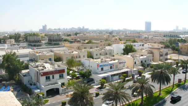 DUBAI, UNITED ARAB EMIRATES, Emirados Árabes Unidos - NOVEMBRO 20, 2017: distrito da cidade perto do Hotel Jumeirah Al Qasr — Vídeo de Stock