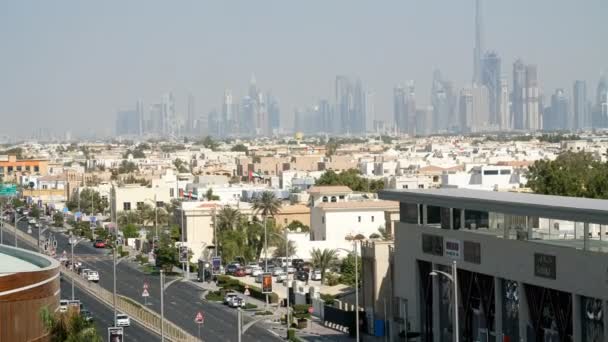 DUBAI, UNITED ARAB EMIRATES, Emirados Árabes Unidos - NOVEMBRO 20, 2017: distrito da cidade perto do Hotel Jumeirah Al Qasr, pequenos edifícios, arranha-céus distantes — Vídeo de Stock