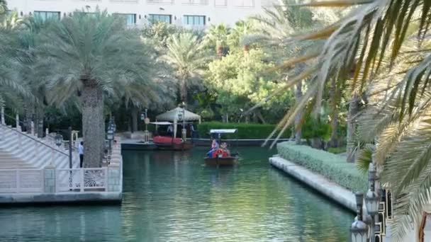 Dubaj, Spojené arabské emiráty, SAE - 20. listopadu 2017: Hotel Jumeirah Al Qasr Madinat, Arba lodní výlet na vodní kanál v hotelovém komplexu. — Stock video