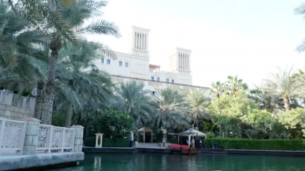 Dubai, Verenigde Arabische Emiraten, Verenigde Arabische Emiraten - 20 November 2017: Hotel Jumeirah Al Qasr Madinat, dag Arba boottocht op het water-kanaal in het hotelcomplex. — Stockvideo