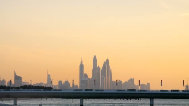 Ντουμπάι, Ηνωμένα Αραβικά Εμιράτα, Ηνωμένα Αραβικά Εμιράτα - 20 Νοεμβρίου 2017: Ξενοδοχείο Jumeirah Al Naseem κοντά με Burj al Arab. κατά το ηλιοβασίλεμα, σε απόσταση μπορείτε να δείτε ουρανοξύστες — Αρχείο Βίντεο