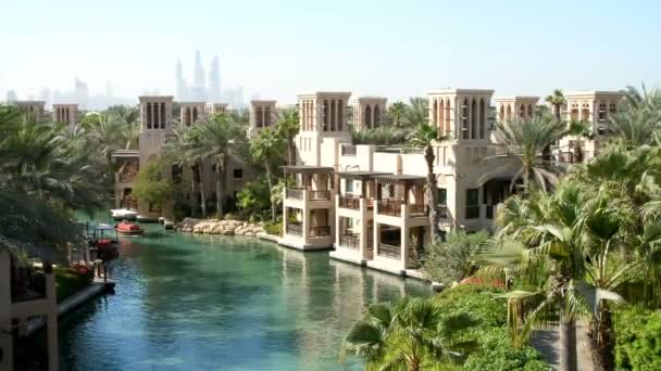 Dubai, Birleşik Arap Emirlikleri, BAE - 20 Kasım 2017: Otel Jumeirah Al Qasr Madinat, gün Arba tekne gezisine otel kompleksi içinde su kanalı. — Stok video