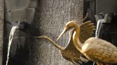 Dubai, Birleşik Arap Emirlikleri, BAE - 20 Kasım 2017: hotel Sofitel The Palm. rakamlar heykel bir şelale çeşme arka planı altın kuş