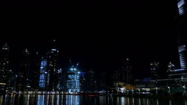 Dubai, Birleşik Arap Emirlikleri, Birleşik Arap Emirlikleri - 20 Kasım 2017: Gece Dubai, gece şehir gökdelenlerin ışıklar, ışıklar parlıyor yansıtılır su kanalı yüzeyinde
