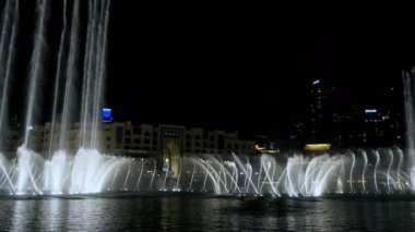 Dubai, Birleşik Arap Emirlikleri, BAE - 20 Kasım 2017: Dans gecesi çeşme, su, ışık ve müzik, gökdelenler arka plan üzerinde güzel streams .